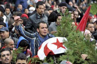 暗殺された野党指導者の葬儀に数万人、警官隊と衝突も チュニジア
