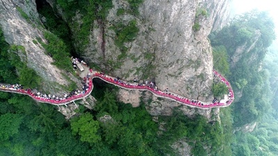食卓は断崖、標高2000メートル「雲海の宴」 河南・老君山