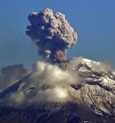 メキシコ首都近郊の火山が噴火