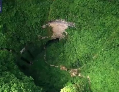 深さ190メートルの巨大な陥没孔「天坑」を新たに発見 中国・広西