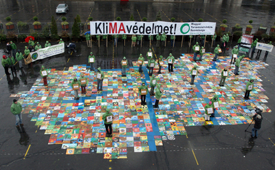 ハンガリーの環境保護活動家ら、子どもの絵を並べてデモ活動
