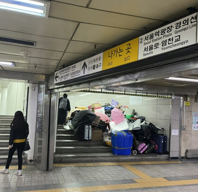 “要塞化”した「段ボール住宅」も…ソウル駅前で一斉清掃、ホームレスの荷物撤去に波紋