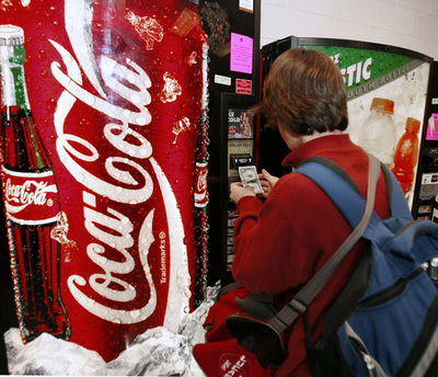 スペイン国会の自販機のコカコーラ、すべてスペイン製の缶に