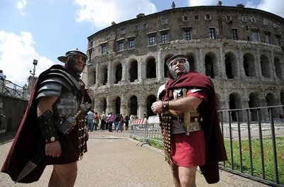 被害者に殴り倒された泥棒、｢救出｣した警察に感謝 イタリア