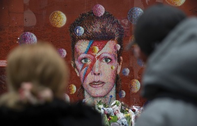 デヴィッド・ボウイさんの死から1年、世界で追悼