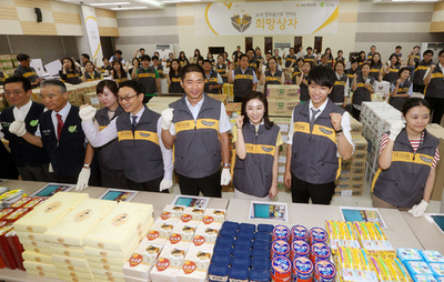 銀行でボランティアイベント、俳優イ・スンギが参加 韓国