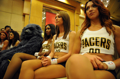 美女と野獣？NBAプロモーションイベントでの一幕