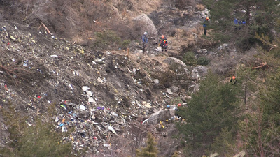 ドイツ旅客機墜落、捜索活動再開