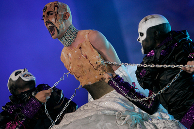 華麗に過激に、スペインでドラッグクイーン・パレード開催