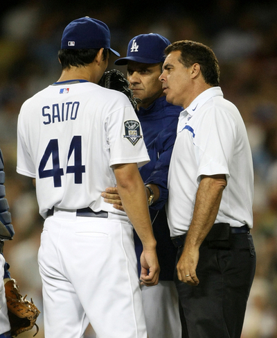 斎藤 右肘痛で降板