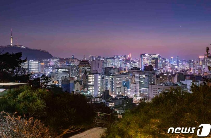洛山公園から眺めたソウル市内の夜景（ソウル観光財団提供）(c)news1