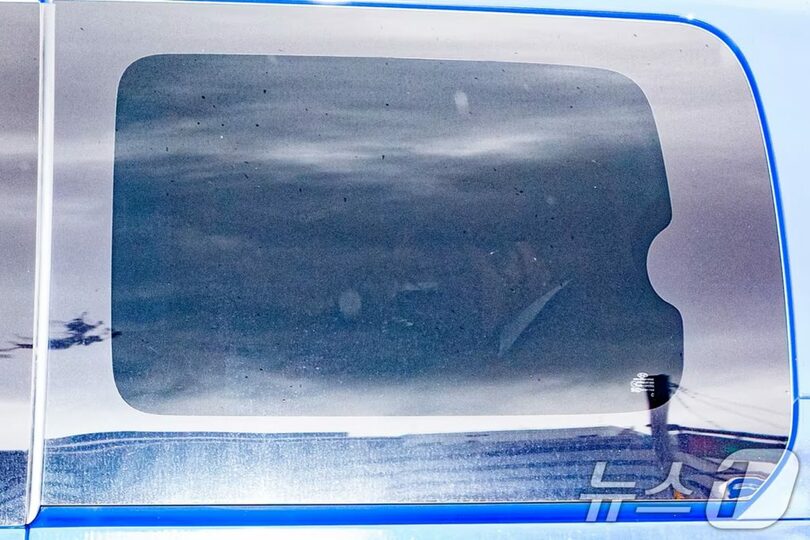 2025年8月14日、拘束後初の取り調べを受けるため、特別検察官チームの事務所に護送車で入るキム・ゴニ氏(c)news1