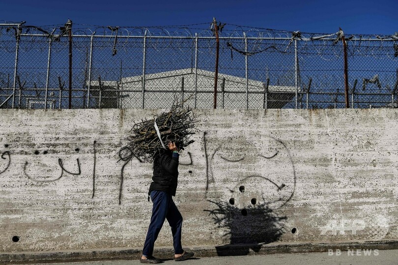 寒さと雨に凍える難民 スラム街と化したキャンプ ギリシャ