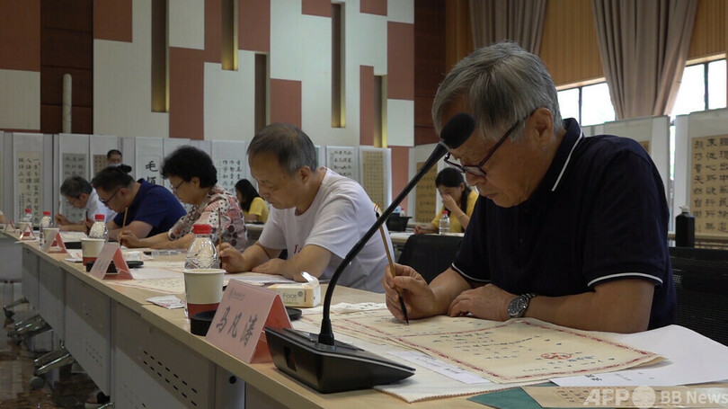 新入学生に教授らが毛筆の入学通知書をプレゼント 中国・西安の大学
