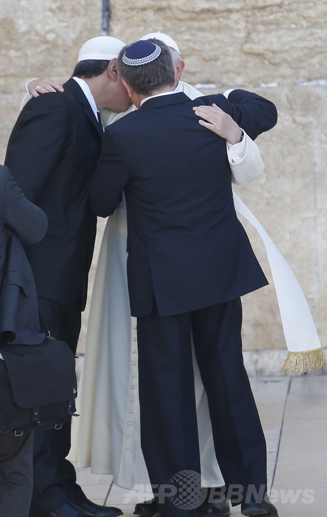 ローマ法王、「嘆きの壁」で祈り