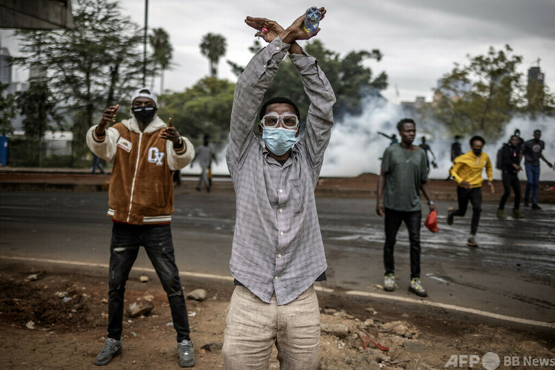 【今日の1枚】増税に抗議、頭上で腕組み反対示す ケニア