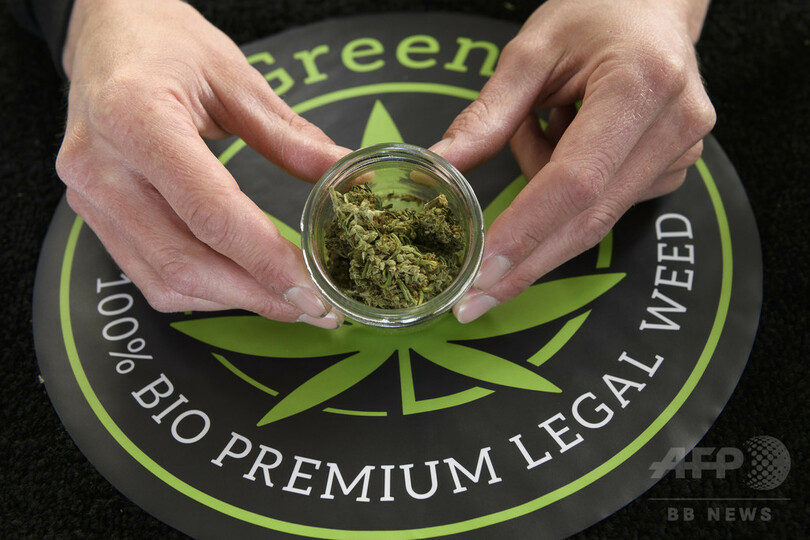 スイスの合法マリフアナ、たばこ同様の課税・警告表示で売り上げ増