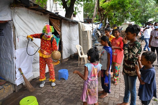 ピエロ 時々 ドラえもん スラムの子どもにコロナ対策を インド 写真17枚 国際ニュース Afpbb News