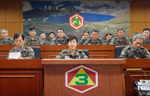 韓国大統領、軍服姿で「挑発容認しない」 北朝鮮は戦時態勢に 写真3枚