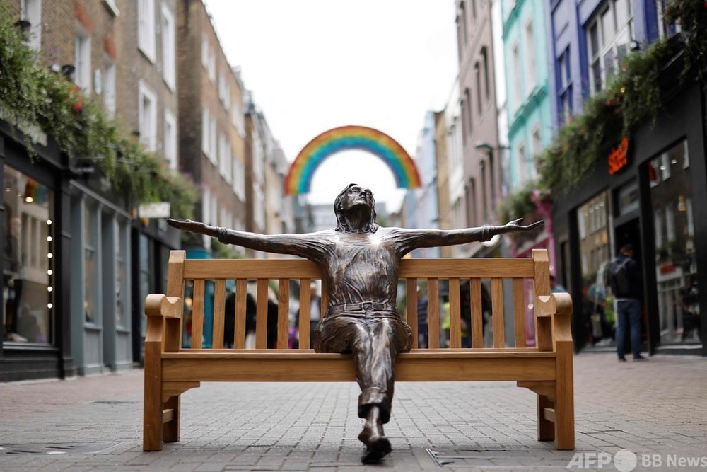 ジョン・レノンさんの彫像が座るベンチ、ロンドンに設置 写真10枚 国際