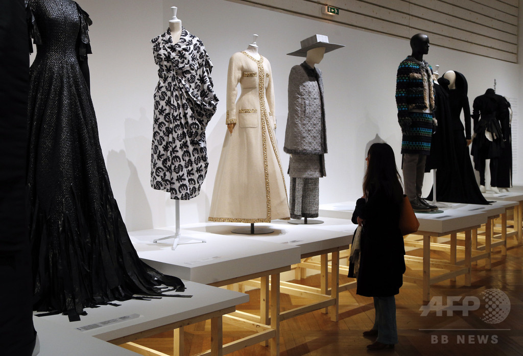 ケンゾーやイッセイ ミヤケの作品も、仏パリで「ファッション・ミックス」展