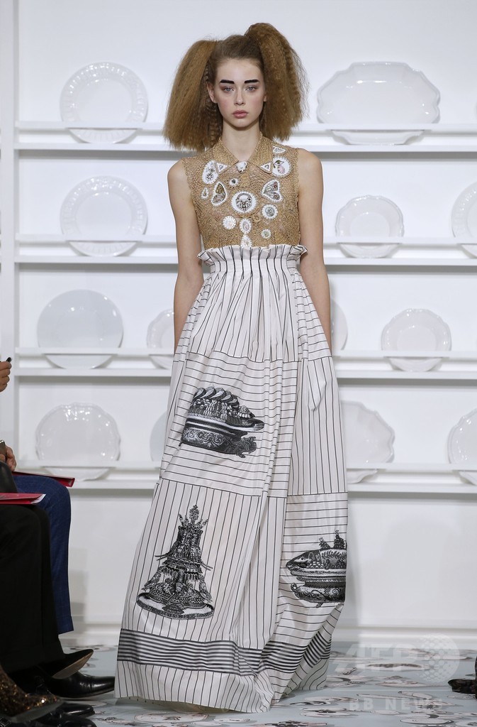 「スキャパレリ」16年春夏パリ・オートクチュール
