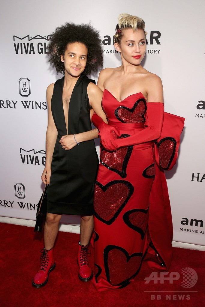 マイリーやワンなど多彩なゲスト、amfARガラ