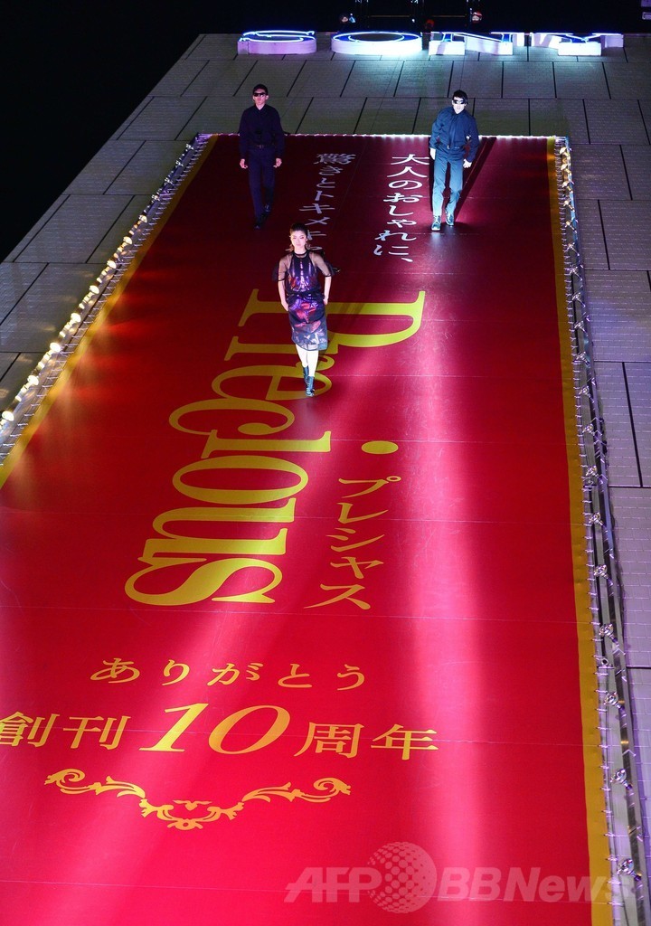 ビル壁面で「垂直ファッションショー」、東京・銀座