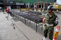 コロンビア・ボヤカ（Boyaca）州ソガモソ（Sogamoso）で、左翼ゲリラ「コロンビア革命軍（FARC）」と「民族解放軍（ELN）」から当局が押収した銃器の一部（2014年11月25日撮影）。(c)AFP/Guillermo LEGARIA
