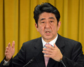 都内・自民党本部で会見する同党の安倍晋三（Shinzo Abe）総裁（2012年12月17日撮影）。(c)AFP/Yoshikazu TSUNO