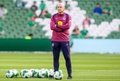 サッカーUEFAネーションズリーグ、リーグB・グループ2、アイルランド対イングランド。試合前のウオーミングアップを見つめるイングランドのリー・カーズリー暫定監督（2024年9月7日撮影）。(c)PAUL FAITH / AFP