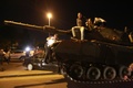 トルコ軍のクーデターに対する抗議運動が行われている同国の首都アンカラで、車に向かって進む戦車（2016年7月16日撮影）。(c)AFP/ADEM ALTAN