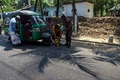 バングラデシュのテクナフで、テクナフとコックスバザールを結ぶ幹線道路に設置した検問所で通行人を検査するバングラデシュ国境警備隊（2018年4月6日撮影）。(c)AFP PHOTO / MUNIR UZ ZAMAN