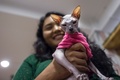 ミャンマー・ヤンゴンの「カプチーノ・カフェ」で、猫を抱く女性（2017年7月15日撮影）。(c)AFP/Ye Aung THU