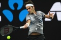 全豪オープンテニス、男子シングルス4回戦。フォアハンドを打つロジャー・フェデラー（2017年1月22日撮影）。(c)AFP/SAEED KHAN
