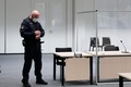 ドイツ・イツェホーの裁判所で、ナチス・ドイツのシュトゥットホーフ強制収容所の秘書だったイルムガルド・フルヒナー被告の公判前に時計を見る同裁関係者（2021年9月30日撮影）。(c)Markus Schreiber / POOL / AFP