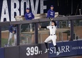 24MLB、ワールドシリーズ（7回戦制）、ニューヨーク・ヤンキース対ロサンゼルス・ドジャース。ロサンゼルス・ドジャースのフレディー・フリーマン（写真外）の打球を捕球するニューヨーク・ヤンキースのアーロン・ジャッジ（2024年10月30日撮影）。(c)Luke Hales/Getty Images/AFP