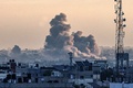 パレスチナ自治区ガザ地区南部ハンユニスから立ち上る煙（2024年1月14日撮影）。(c)AFP