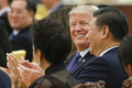 中国・北京の人民大会堂で開かれた夕食会に臨む、ドナルド・トランプ米大統領と習近平・中国国家主席（右、2017年11月9日撮影）。(c)AFP/THOMAS PETER