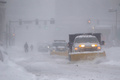 暴風雪に見舞われた米マサチューセッツ州ボストン市内を通行する車両（2015年2月15日撮影）。(c)AFP/Getty Images/Scott Eisen