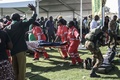 選挙集会中に爆発が発生したジンバブエ第2の都市ブラワヨのホワイトシティ・スタジアムで担架に乗せて運ばれる負傷者（2018年6月23日撮影）。(c)AFP PHOTO / KEN MAUR