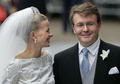2004年にオランダ・デルフト（Delft）でマーベル・ワイス・スミット（Mabel Wisse Smit）さん（左）と挙式した時のヨハン・フリーゾ（Johan Friso）王子（2004年4月24日撮影）。(c)AFP/ANP/JASPER JUINEN