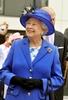 ロンドン五輪の選手村を視察した英国のエリザベス女王（Queen Elizabeth II、2012年7月28日撮影）。(c)AFP/John Stillwell