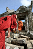 カンボジア・タイ国境沿いのヒンズー教寺院遺跡「プレアビヒア寺院（Preah Vihear Temple）」を歩くカンボジアの仏教僧（2008年7月21日撮影）。(c)AFP/TANG CHHIN SOTHY