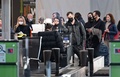 ウクライナ・キエフ郊外にあるボリスピリ国際空港のチェックインカウンターに並ぶ人（2022年2月13日撮影）。(c)Sergei Supinsky / AFP