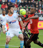 12-13フランス・リーグ1は26日、第22節の試合が各地で行われ、オリンピック・マルセイユ（ Olympique de Marseille）は2-2でレンヌ（Stade Rennes FC）と引き分けた。

ボールを競るレンヌのケヴィン・テオフィル（Kevin Theophile 、右）とオリンピック・マルセイユのアンドレ・ピエール・ジニャック（Andre-Pierre Gignac、左、2013年1月26日撮影）。(c)AFP/JEAN FRANCOIS MONIER