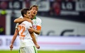 14-15ドイツ・ブンデスリーガ1部第3節、バイヤー・レバークーゼン（Bayer Leverkusen）対ヴェルダー・ブレーメン（Werder Bremen）。得点を挙げ、チームメートと喜ぶヴェルダー・ブレーメンのフィン・バーテルス（Fin Bartels、左、2014年9月12日撮影）。(c)AFP/SASCHA SCHUERMANN