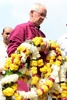 インド北部アムリツァルにあるジャリヤーンワーラー・バーグ記念碑で、犠牲者に花輪を手向ける英国国教会のジャスティン・ウェルビー大主教（2019年9月10日撮影）。(c)NARINDER NANU / AFP