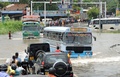スリランカ・コロンボで、冠水した道路を走る車（2016年5月18日撮影）。(c)AFP/LAKRUWAN WANNIARACHCHI