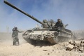 シリアの首都ダマスカス近郊の東グータ地区の反体制派が支配する最後の町ドゥマに進軍する政権側の部隊（2018年4月7日撮影）。(c)AFP PHOTO / STRINGER